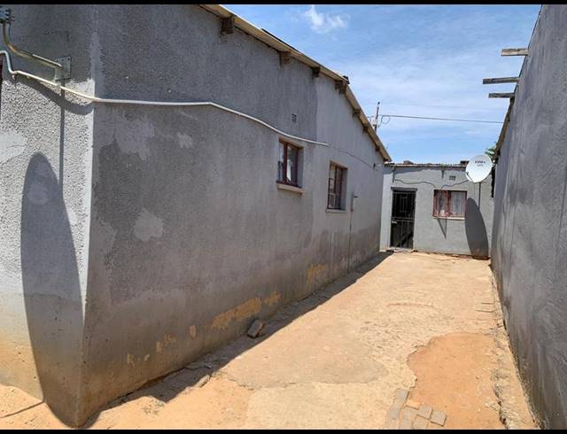 11 BEDROOM HOUSE FOR SALE IN ENDULWENI